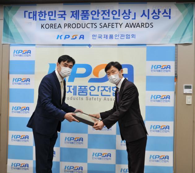 정윤환 대현써지오 대표(왼쪽)가 정연태 제품안전협회 상근부회장에게 이달의 대한민국제품안전인 표창을 수여받고 있다.