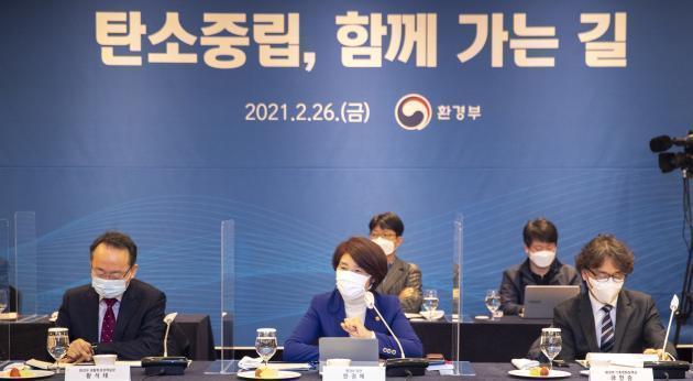 한정애(가운데) 환경부 장관이 지난달 26일 서울 강남구 그랜드인터컨티넨탈 호텔에서 열린 환경정책 간담회에서 발언하고 있다.(환경부 제공)