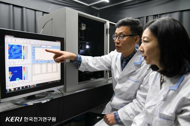 한국전기연구원 방욱 박사(왼쪽)와 나문경 박사가 ‘전력반도체용 SiC 소재’의 결함을 분석 및 평가하고 있다.