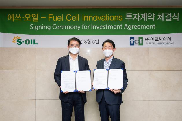 류열 에쓰오일 사장(왼쪽)과 이태원 FCI 대표가 5일 서울 마포 에쓰오일 본사에서 투자계약을 체결한 뒤 기념촬영을 하고 있다.