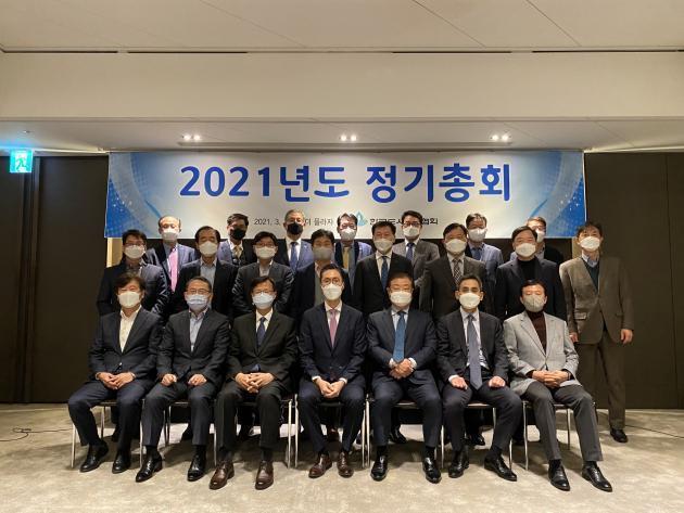 한국도시가스협회 이사진이 12일 서울 중구 더플라자호텔에서 열린 정기총회에서 기념촬영을 하고 있다.