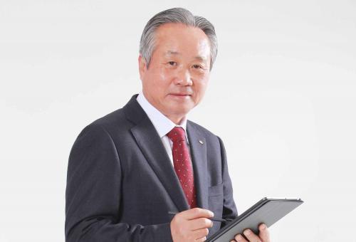 장현우 한국전기공사협회 안전기술원 이사장이 태블릿PC를 이용해 최근 구축한 ERP시스템을 시연해 보고 있다.