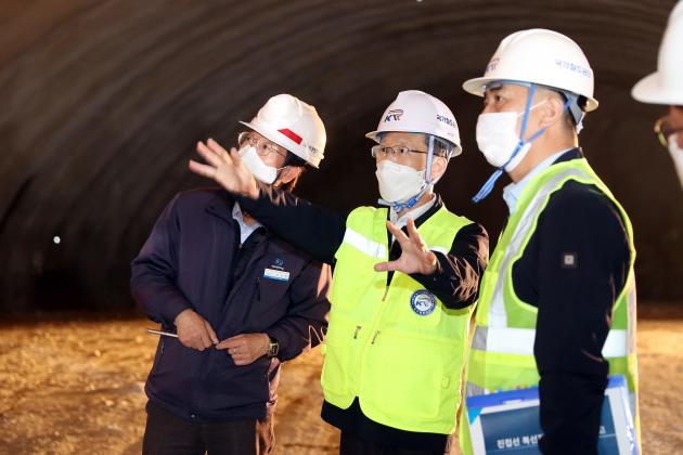 김한영 이사장(사진 가운데) 현장 관계자들과 진접선 철도건설 현장을 점검하고 있다.