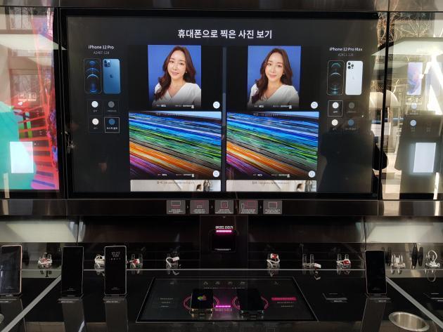 LG유플러스가 서울 종로구에 오픈한 1호 무인매장 ‘U+언택트스토어(Untact Store)’의 체험존을 통해 제품 성능을 비교해보고 있다.