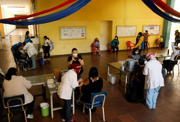 베네수엘라 시민들이 코로나19 백신을 접종받고 있다.