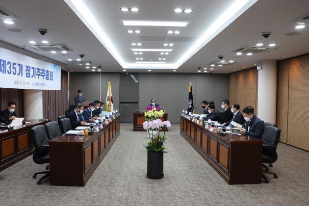 양우석 본지 대표가 31일 서울 강서구 소재 한국전기공사협회 7층 회의실에서 제35기 정기주주총회를 개최하고 있다.