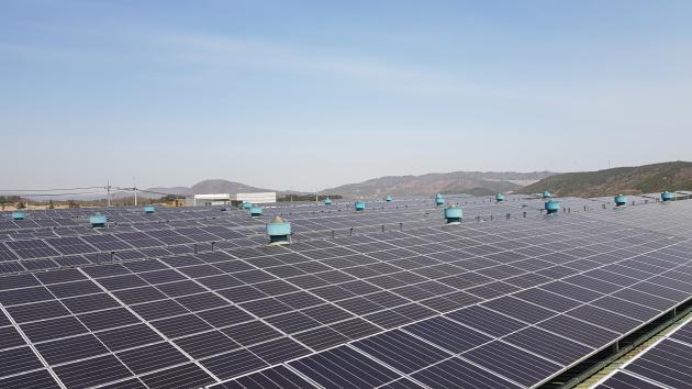 대성메탈 공장 지붕에 설치된 태양광 발전설비.