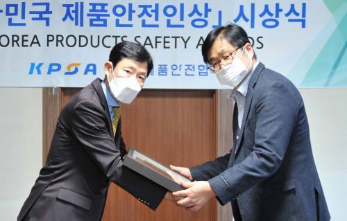 정연태 제품안전협회 상근부회장(왼쪽)이 박수홍 유닉스전자 이사에게 대한민국 제품안전인상을 수여하고 있다. 
