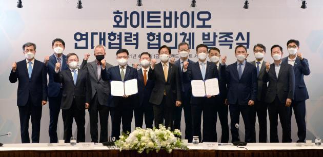 성윤모 산업통상자원부 장관(앞줄 가운데)이 2일 서울 그랜드하얏트호텔에서 열린 ‘화이트바이오 연대협력 협의체 발족식’에서 참석자들과 기념촬영을 하고 있다. 제공: 연합뉴스