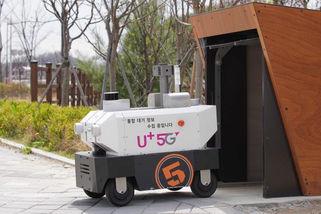 5G 자율주행로봇이 전주시 전주방송공원 앞에 설치된 스테이션에서 무인순찰을 시작하기 위해 나오고 있는 모습.