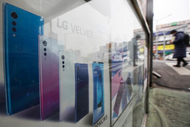 LG전자가 결국 삼성전자, 애플 등 글로벌 스마트폰 시장의 강자와 중국 등 후발주자의 경쟁에 치여서 휴대폰 사업 시장철수를 결정했다. 
