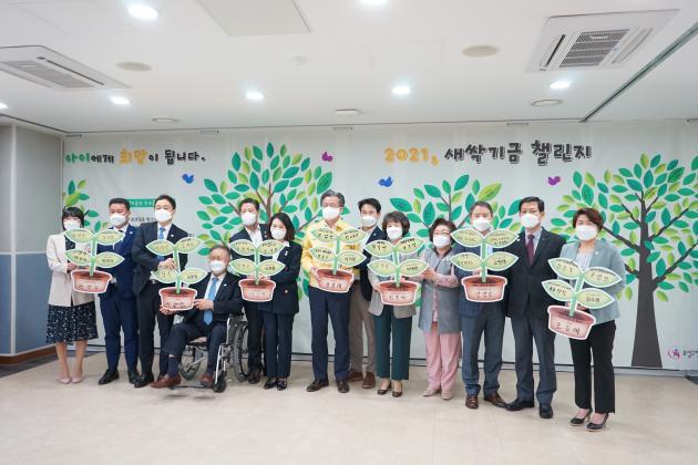 신문철  한국가스기술공사 신문철 상생협력처장(오른쪽 두 번째)을 비롯한 발대식 참석자들이 기념촬영을 하고 있다.