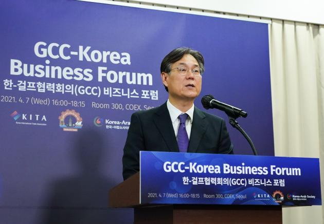 한국무역협회가 7일 개최한 ‘한-GCC 비즈니스 포럼’에서 이관섭 무역협회 부회장이 개회사를 하고 있다.