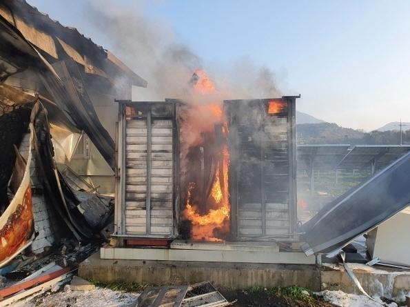 지난 6일 오후 4시 49분께 충남 홍성군광천읍의 한 태양광시설에서 화재가 발생했다. 사진:홍성소방서