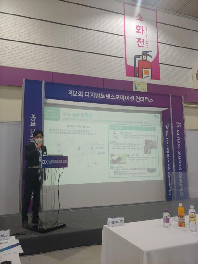신재용 두산모빌리티이노베이션 차장이 8일 코엑스에서 열린 디지털 트랜스포메이션 컨퍼런스에서 발표하고 있다.
