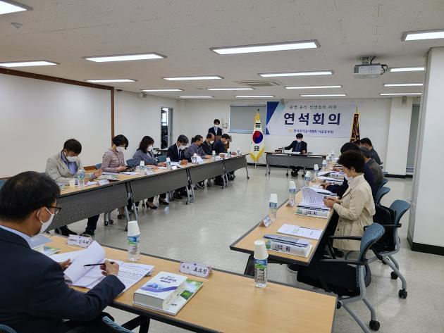 심정보 회장(가운데)을 비롯한 전기공사협회 서울중부회 관계자들이 회의를 진행하고 있다.
