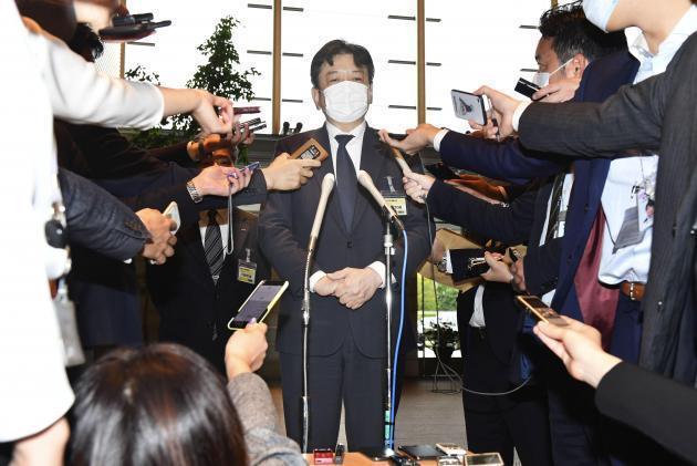 고바야카와 도모아키 도쿄전력 사장이 13일 오전 일본 도쿄 총리관저에서 원전 오염수 해양방출 결정에 대한 기자들의 질문에 답하고 있다.(사진제공=연합뉴스)