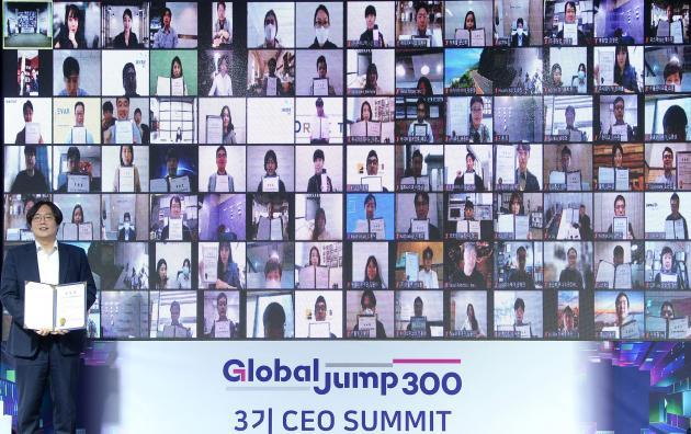 KOTRA가 글로벌 스타트업 육성 사업인 ‘글로벌점프300’ 3기 스타트업을 선발했다. 지난 8일 ‘글로벌점프300 최고경영자 서밋(CEO Summit)’에서 선발된 스타트업이 온라인으로 발대식을 가지고 있다.