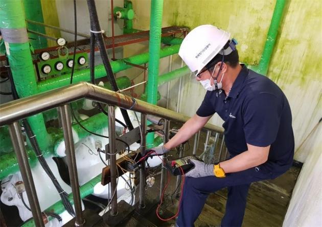 전기안전공사 점검원이 빗물배수펌프장의 전기시설을 점검하고 있다.