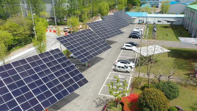 산업단지 주차장에 설치된 파루 AI 태양광 트래커.