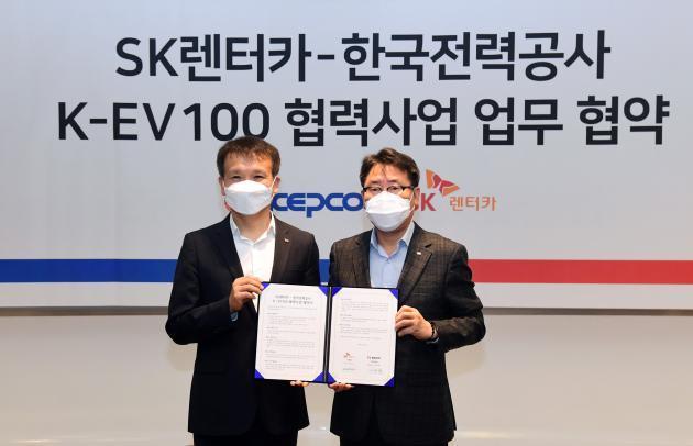 이종환 한전 사업총괄부사장(오른쪽)과 황일문 SK렌터카 대표이사가 ‘K-EV100 협력사업 업무협약’을 체결한 후 협약서를 들어보이고 있다.