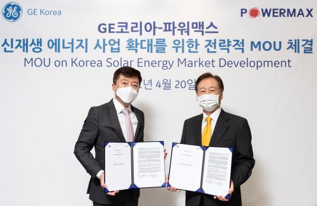(왼쪽부터) 강성욱 GE코리아 총괄사장과 장세창 파워맥스 회장이 국내 태양광 에너지사업 협력 양해각서를 체결하고 기념촬영 하고 있다.