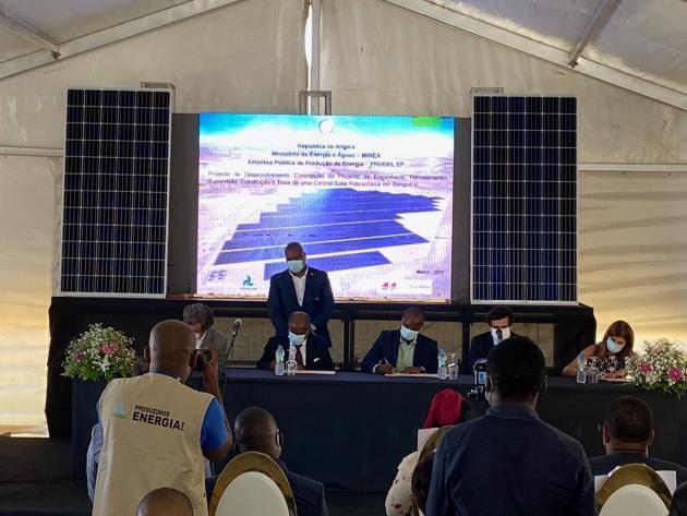[첨부사진1] 앙골라 태양광 사업 행사장에 설치된 한화큐셀 태양광 모듈.