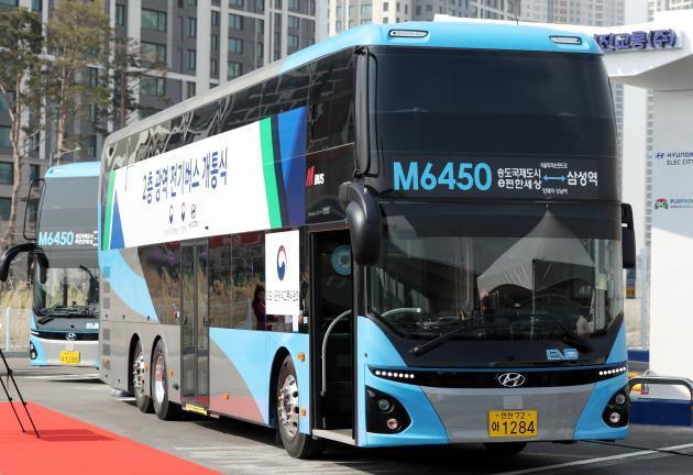  인천 송도국제도시와 서울 강남을 오가는 광역노선 전기버스인 M6450 버스가 21일 오후 인천시 연수구 송도국제도시 버스차고지에서 공개되고 있다. 이 버스는 2층으로 제작돼 총 71명이 탑승할 수 있으며 전기동력을 사용해 운행된다. (사진제공=연합뉴스)