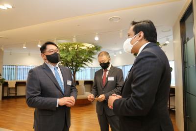 구자균 LS일렉트릭 회장(왼쪽)과 구자은 LS엠트론 회장이 22일, LS용산타워에서 아해마드 바하미 말레이시아 대사 대행과 인사를 나누고 있다.