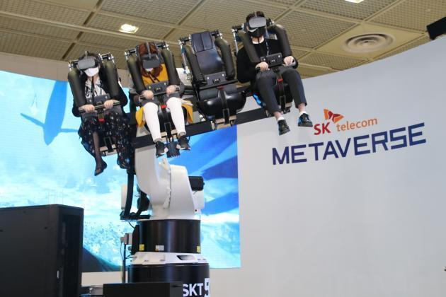 SKT가 마련한 5G 메타버스 시네마 체험존에서 관람객들이 체험을 즐기고 있다.