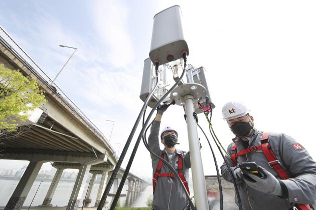 KT 직원들이 국가재난안전통신망 기지국 장비를 점검하는 모습.