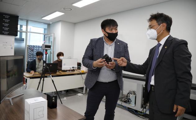 김용래 특허청장이 26일 ‘라이다’를 개발·제조하는 신생기업 ‘에스오에스랩’의 연구소를 방문해 관계자에게 설명을 듣고 있다.