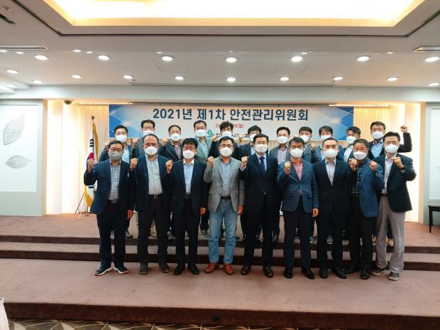 지난 26일 대전 호텔인터시티에서 열린 2021년도 제1차 안전관리위원회에서 참석자들이 기념촬영을 하고 있다.