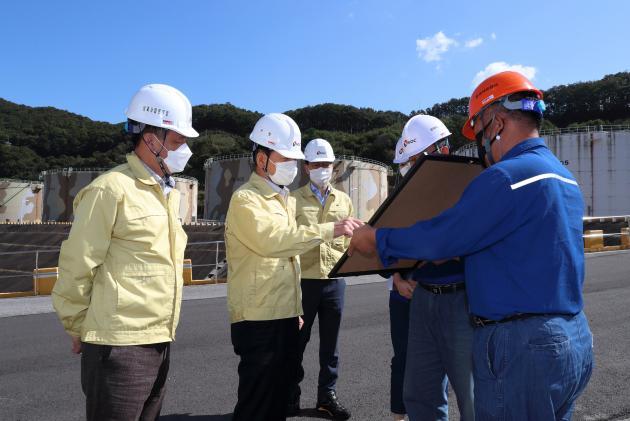 양수영 한국석유공사 사장이 석유비축기지 안전점검을 하고 있다.