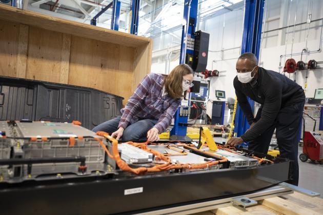 미국 포드사의 배터리 관련 직원들이 연구용으로 제작한 배터리 제품을 살펴보고 있다.