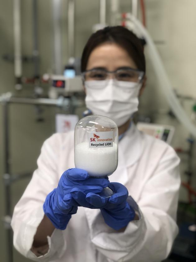 SK이노베이션 연구원이 폐배터리에서 추출한 수산화리튬을 살펴보고 있다.
