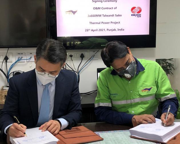 한전KPS 해외발전사업처 사업운영실 이정민 실장(사진 왼쪽)과 TSPL사 비카스 샤르마(Vikas Sharma) CEO가 계약서에 서명하고 있다. 
