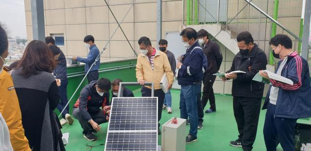 전기공사협회가 협회 부산시회 사옥에서 교육 실습용 태양광 설비를 이용, 교육생들을 대상으로 태양광 발전설비 시공 교육을 실시하고 있다. 