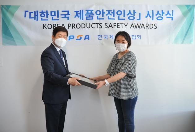 남지희 마켓비 대표(오른쪽)가 임동기 제품안전협회 상무에게 대한민국 제품안전인상 상패를 전달받고 있다. 