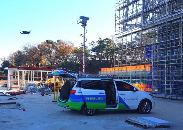 안전보건공단이 드론, CCTV 갖춘 특수차량을 활용해 건설현장 비대면 안전점검을 실시하고 있다.