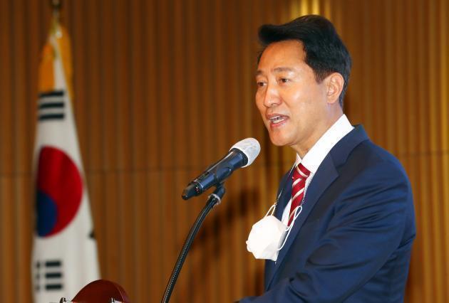 오세훈 서울시장이 지난 4일 고(故) 손정민 씨의 명복을 빌며 이달 내로 스마트폴 표준모델을 마련하고 곧바로 시행하겠다고 밝혔다.