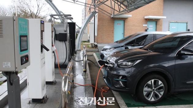 한 전기차 충전소에서 차량이 충전을 하고 있다.   제공:연합뉴스