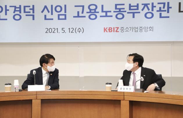 안경덕 고용노동부장관(왼쪽)과 김기문 중기중앙회장이 환담을 나누고 있다. 