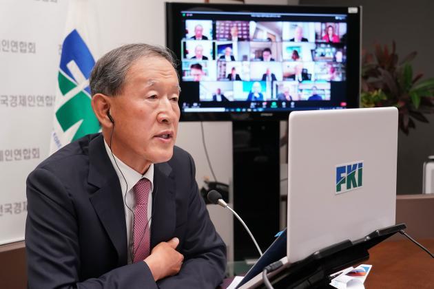 지난 11~12일 열린 ‘B7 정상회의’에 허창수 전국경제인연합회 회장이 한국 경제계 대표로 참석해 발언하고 있다.