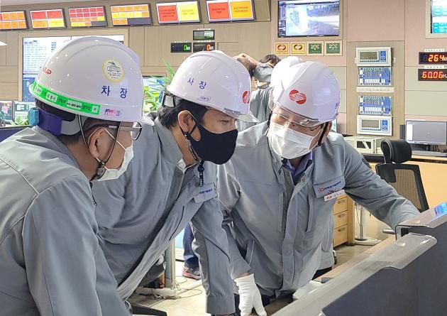 김영문 동서발전 사장(왼쪽 2번째)이 울산발전본부를 방문해 현장 안전점검을 시행하고 있다.