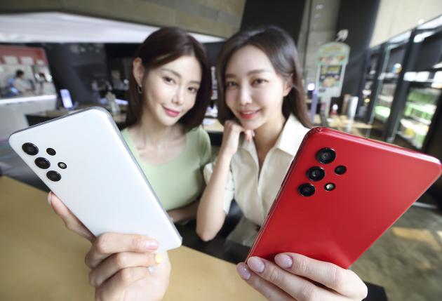 KT 모델이 30만원대 5G 스마트폰 갤럭시 점프를 소개하고 있다.