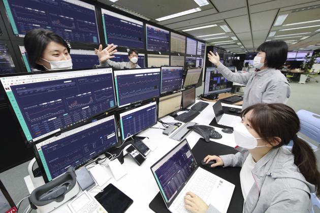 서울 영등포구 kt미디어센터에서 연구원들이 미디어 플랫폼을 관제하고 있다.