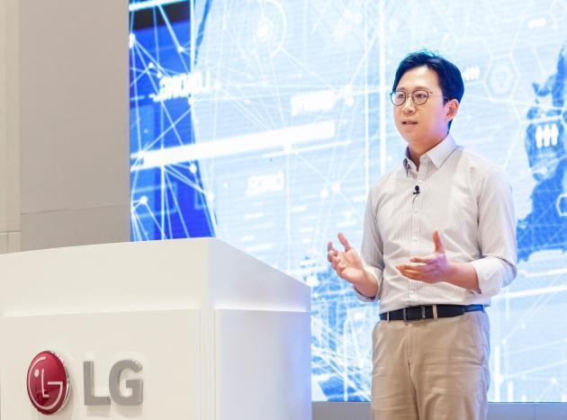 배경훈 LG AI연구원장이 17일 비대면 방식으로 진행된 'AI 토크 콘서트'에서 초거대 인공지능(AI) 개발에 1억달러 투자를 발표하고 있다.  