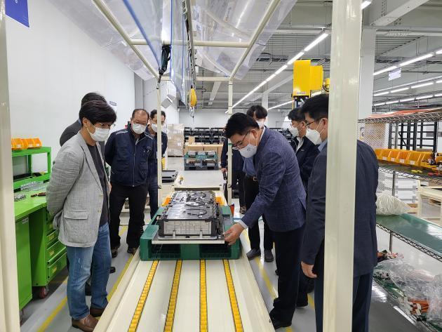 김권중 전기안전공사 기술이사(오른쪽 두 번째)가 전기차 재가공 배터리 라인을 살펴보고 있다.