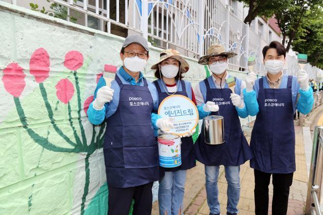 정기섭 포스코에너지 사장(왼쪽 첫 번째)이 임직원들과 인천 서구 가좌중학교 통학로에 ‘걷고 싶은 벽화거리’를 조성한 후 포즈를 취하고 있다. 